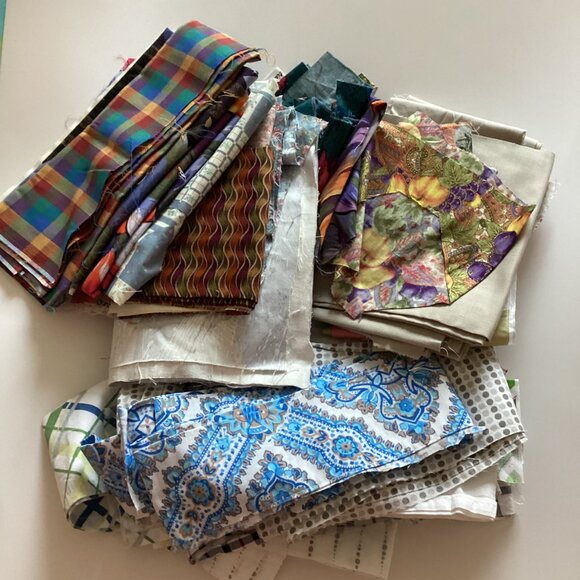 A Bundle Bag of Cotton Fabric Material Scraps Quilting Sewing - Picture 1 of 5